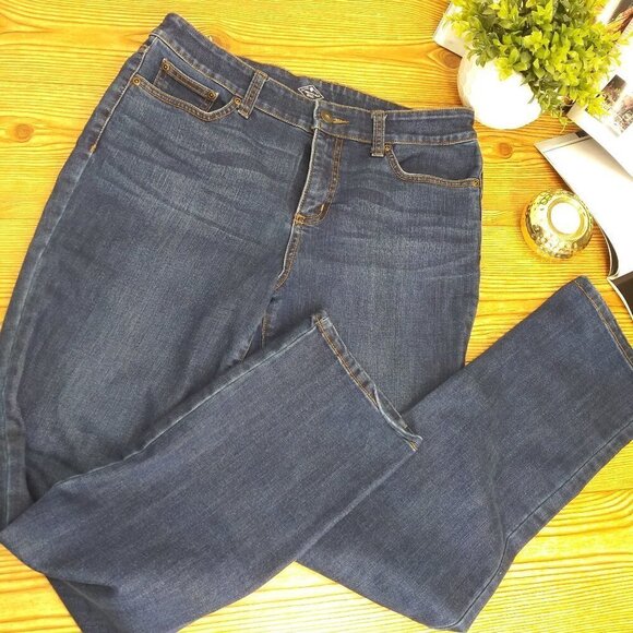ST. JHON'S BAY Straight Leg Mid Rise jeans Size 10 Denim Pockets - Picture 1 of 4